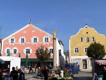 Stadtplatz von Kelheim mit Marien Statue Stadtplatz von Kelheim mit Marien Statue