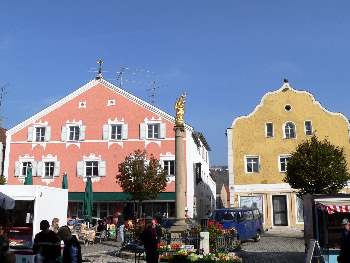 Stadtplatz von Kelheim mit Marien Statue