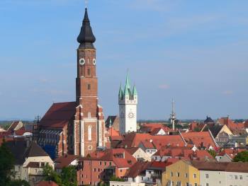 straubing-sehenswertes-ausflugsziele-stadt-skyline-kirchen-stadtturm