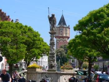 straubing-sehenswertes-ausflugsziele-stadtplatz-saeule-statue-turm