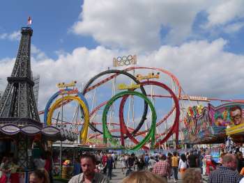 straubing-volksfest-gaeubodenvolksfest-achterbahn