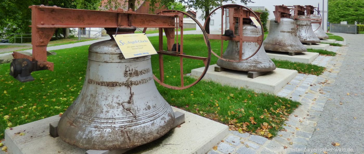 St. Angeli Glocke mit 704 kg Gewicht Kirchenglocken im Klostergarten in Aldersbach Freizeit Tipp Passau