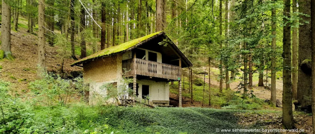 Rundweg Knoglberg zur Stenzen Kapelle vorbei an einer alten Hütte im Wald