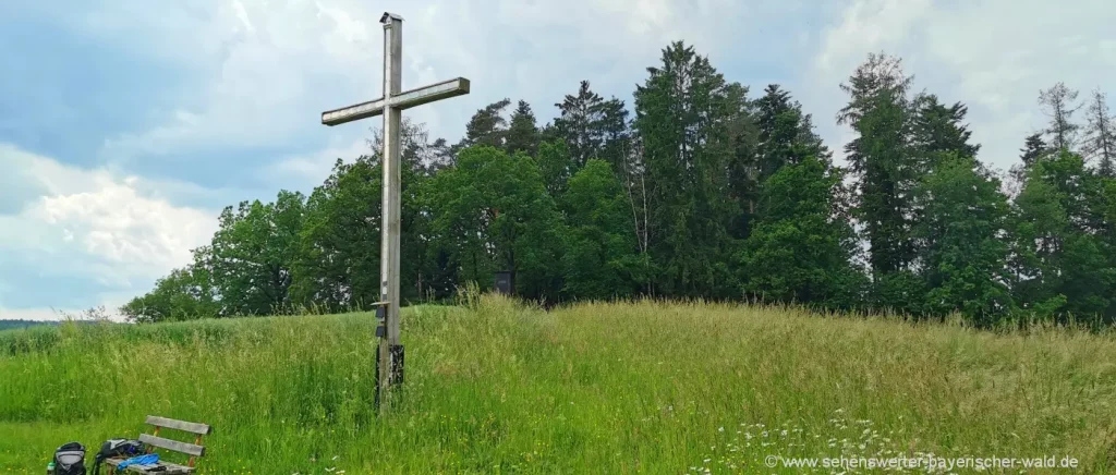 Rundweg Altrandsberg zum Schwarzbühler Berg mit Gipfelkreuz