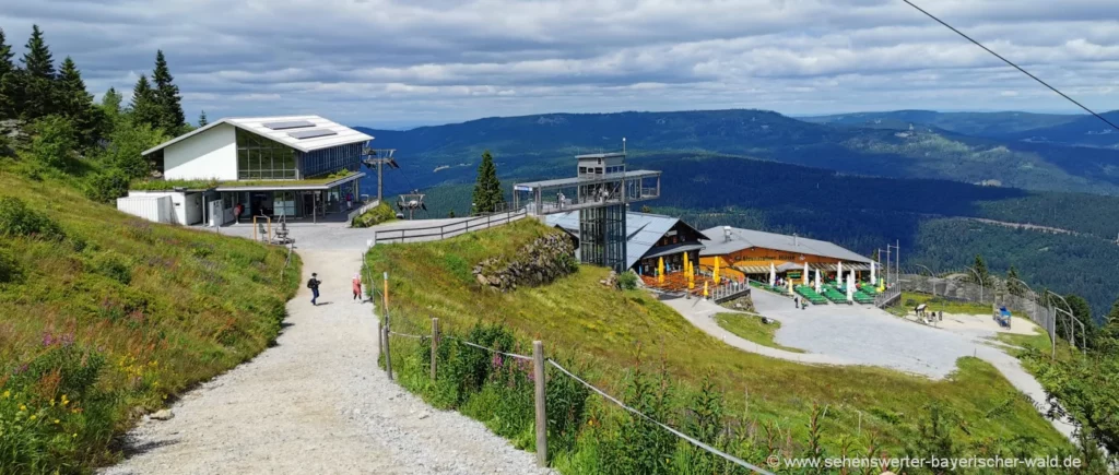 Die Bergstation mit den Ausflugsgaststätten Wanderung zur Arber Bergstation Rundwanderweg ab Arbersee