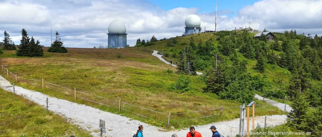 Rundweg am Arber Gipfel Plateau mit Radome