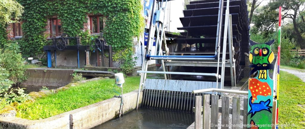 Ausflugsziel bei Arnschwang LBV Zentrum in Nößwartling Wasserrad