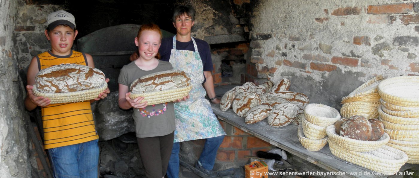 bauernhof-fruehstueck-kinder-familienurlaub-holzofenbrot-backen