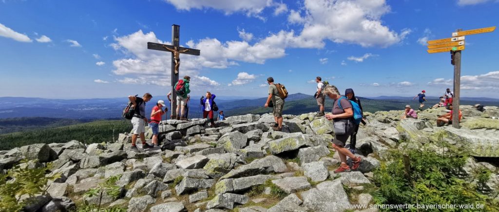 Bergwanderung Bayerischer Wald Lusen Gipfelkreuz am Blockmeer