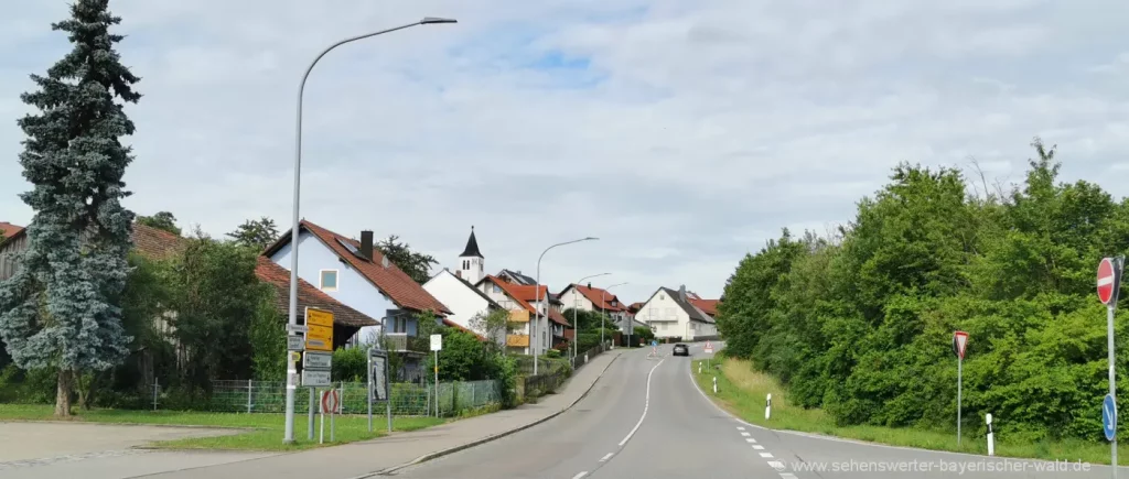Ortseingang und Kicrhe Bernhardswald bei Regensburg Bernhardswald Sehenswürdigkeiten und Ausflugsziele bei Regensburg