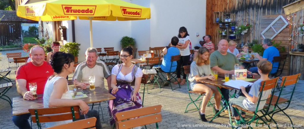 Urlaub und Arbeit in Bayern Erste Anbahnung im Biergarten, Visitenkarten verteilen