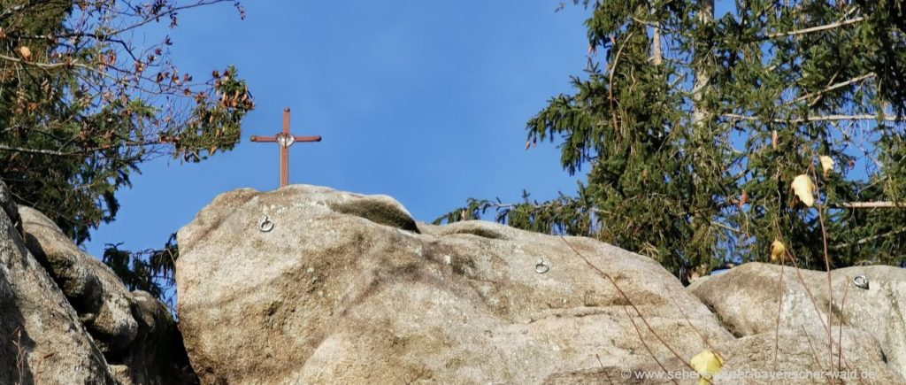 Gipfelkreuz am Kletterfelsen Rundweg Predigtstuhl und Jägerkreuz