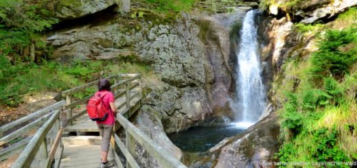 bodenmais-hochfall-bayerischer-wald-wanderziele-wasserfall-holzbrücke