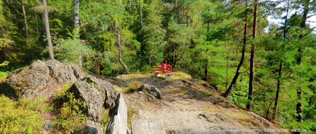 Rastplatz und Aussichtspunkt am Rundweg Hochfall im Landkreis Regen