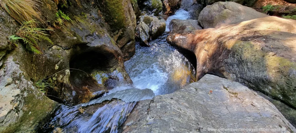Großer Wasserfall im Bayerischen Wald Wandern am Rundweg zum Hochfall Bodenmais Bayerischer Wald