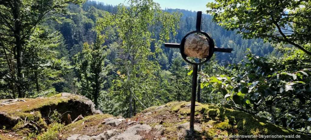 Hochfall Aussichtsfelsen mit Gipfelkreuz Haider Wald Hoher Steinriegel