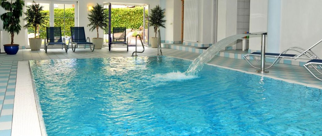 Wellnesshotel Brandlhof Tageswellness in Röhrnbach bei Waldkirchen Hallenbad mit Nackenschwall und Massagedüsen Wellnesshotel Brandlhof Tageswellness in Röhrnbach bei Waldkirchen Hallenbad mit Nackenschwall und Massagedüsen