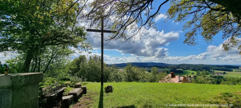 Ausflugsziele in Brennberg das Gipfelkreuz am Burgberg
