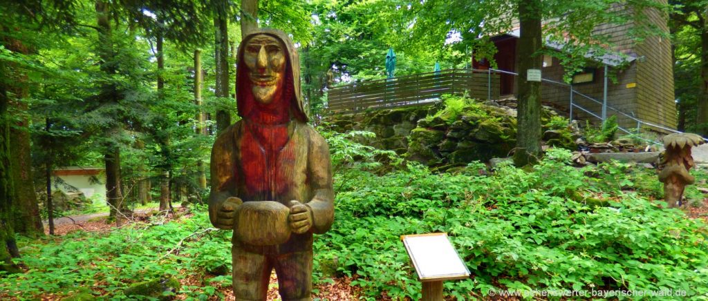 Holzskulpturen am Erlebnispfad bei Schöfweg zum Brotjacklriegel Brotjacklriegel Erlebnispfad bei Schöfweg Familienwanderung Skulpturen