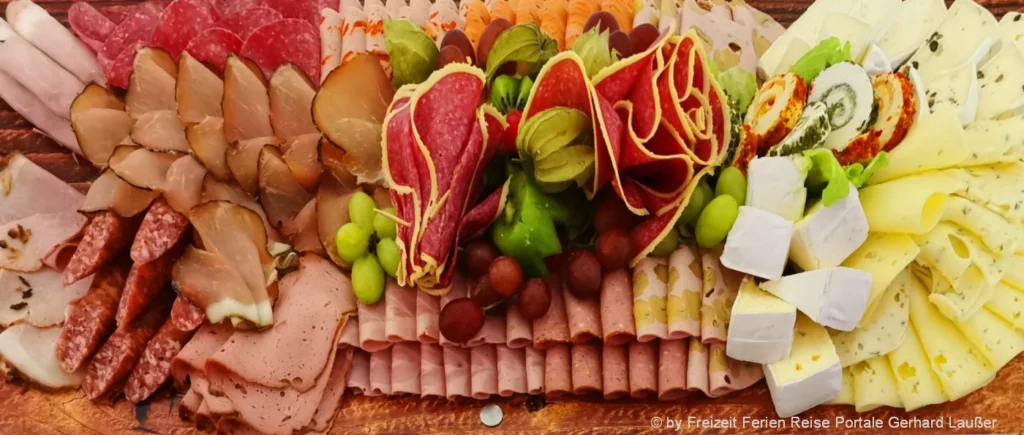 Brotzeit essen Bayerische Schmankerl Käse Wurstplatte bayerische Kulinarik