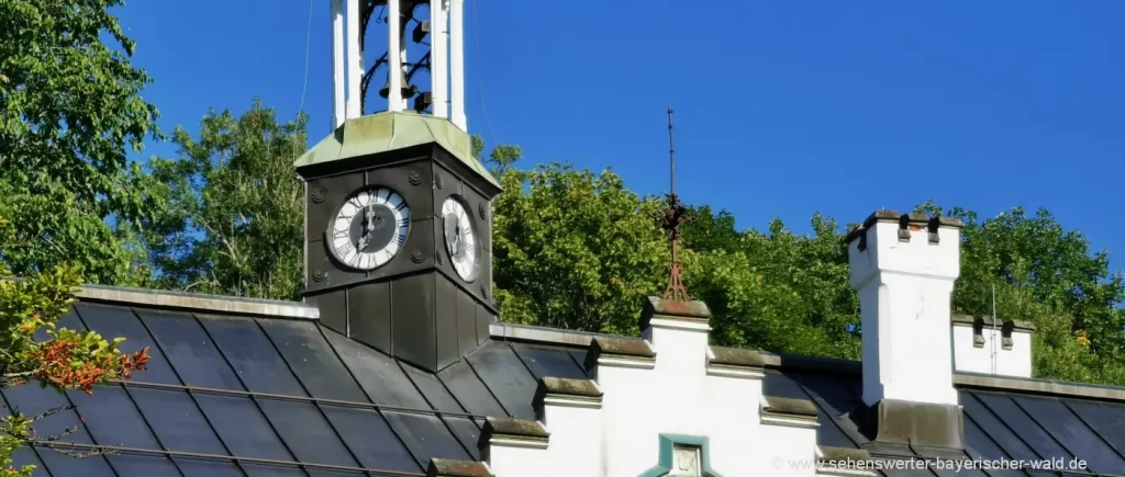 Turmuhr mit Glockenspiel am Schloss Buchenau Turmuhr mit Glockenspiel am Schloss Buchenau