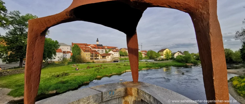 Florian-Geyer Brücke in Cham Luckner Runde vorbei an der Kunst Skulptur bei der Florian-Geyer Brücke in Cham