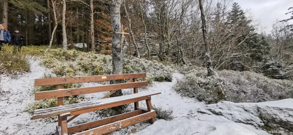 Aussichtspunkt Rossberg Bankerl mit Kreuz am Baum