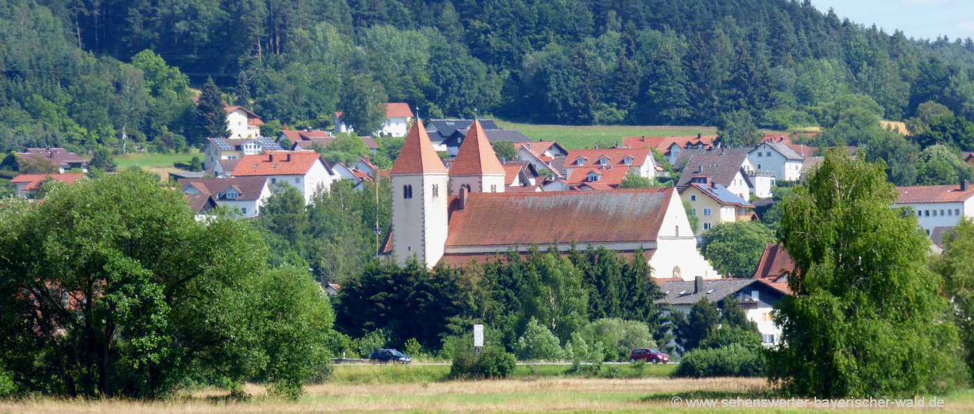 Katholische Kirche in Chammünster Urkirche mit Karner Beinhaus in Bayern