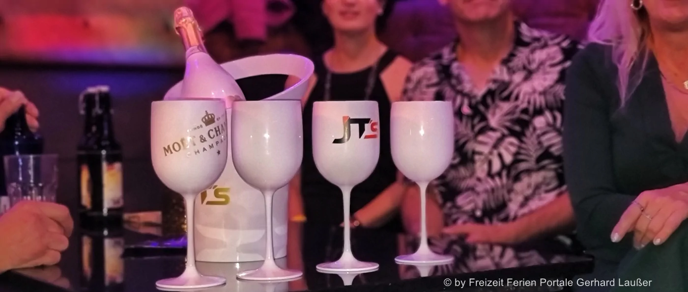champagner-trinken-luxus-party-feiern-nightlife