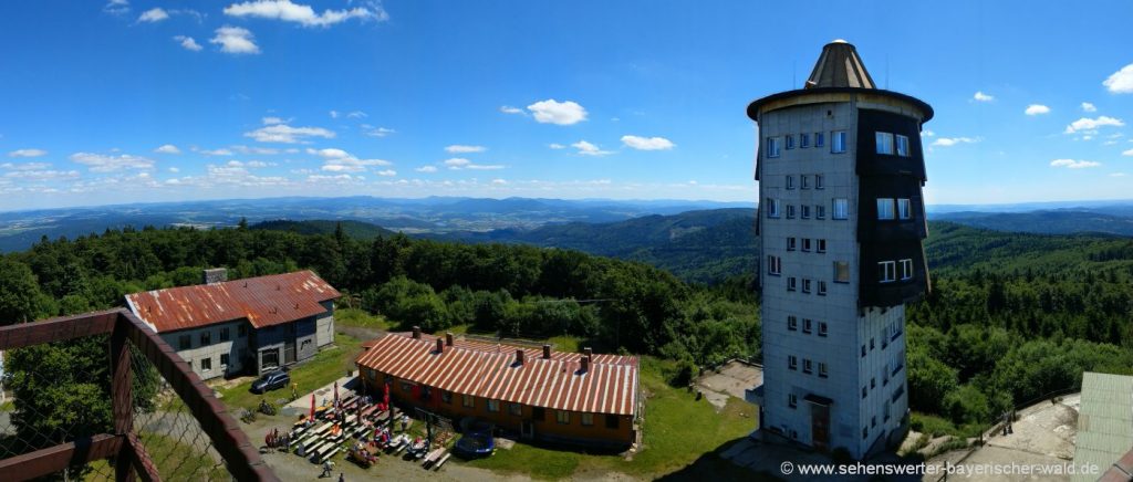 Wandern am Cherkovsteig zum Aussichtsturm am Gipfel