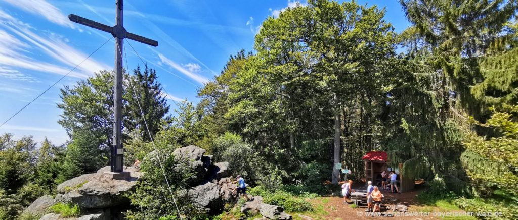 Wandern zum Gipfelkreuz am Dreitannenriegel Deggendorf