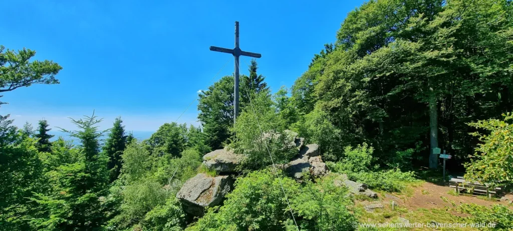 Wanderung ab Rohrmünz zum Berghaus Loderhart am Dreitannenriegel Dreitannenriegel Gipfelkreuz Wanderung ab Deggendorf Parkplatz Rohrmünz