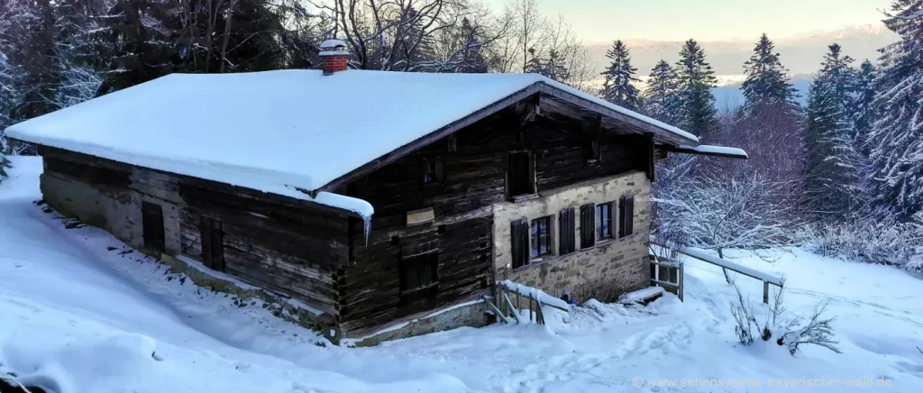 Wanderweg zum „Schwomloch“ Einöd Bauernhof mit historischer Waldbauernhütte