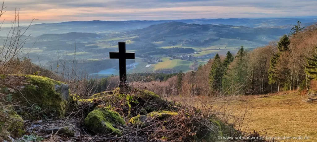 Aussichtspunkt Sommerberg Wanderweg Kreuzhaus, Hadriwa Höhensteig & Hanslhütte mit Gipfelkreuz am Sommerberg