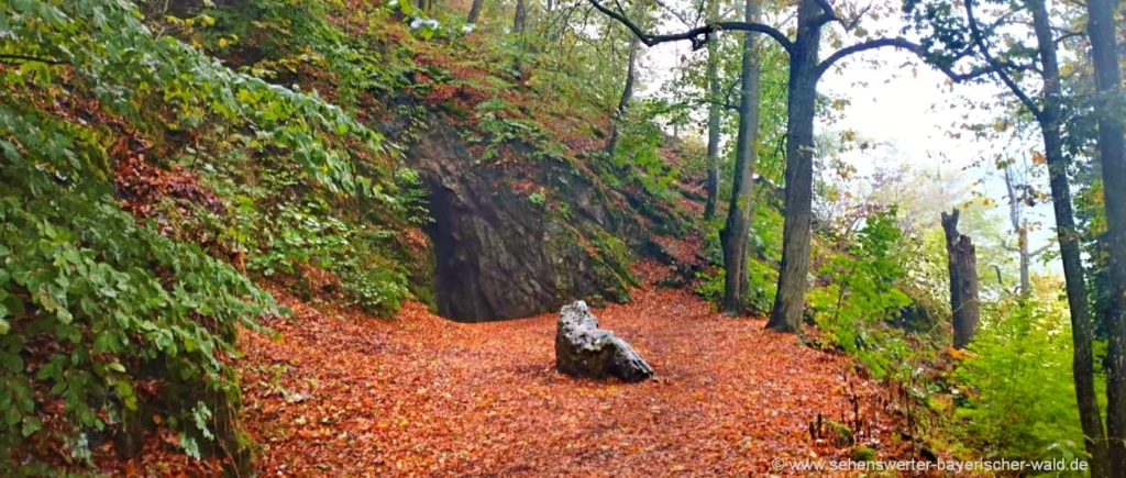 Eingang zur Räuberhöhle bei Etterzhausen von außen