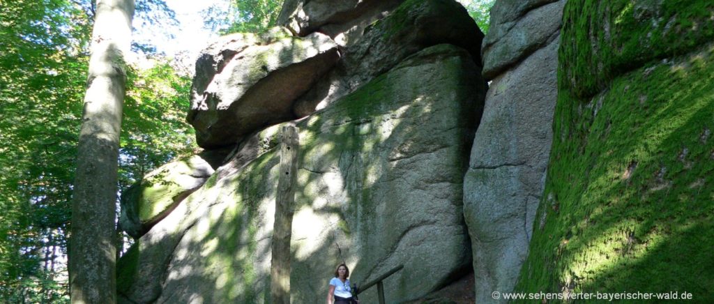 Felsenpark in Falkenstein Oberpfalz Rundweg mit Felsformationen