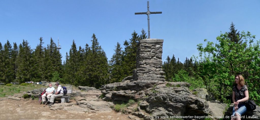 Rundwanderung zum Großen und Kleinen Falkenstein mit Gipfelkreuz ab Scheuereck falkenstein-wanderung-nationalpark-bayerischer-wald-gipfelkreuz-panorama-1400