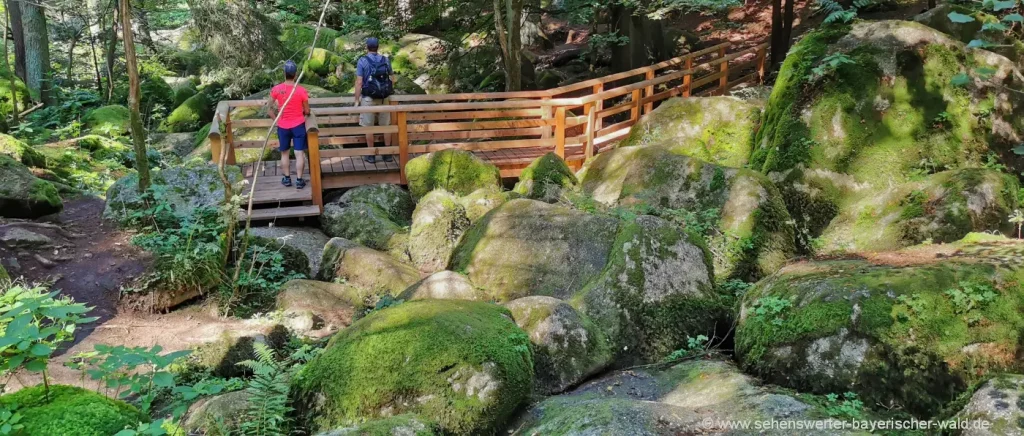 Naturschutzgebiet Doost riesige Felsen im Bachbett