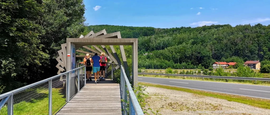 Drachensee Furth im Wald - Rundwanderweg am Stausee mit Kunstwerk Drachensee Rundweg - Kunstwerk Tunnel für Fußgänger