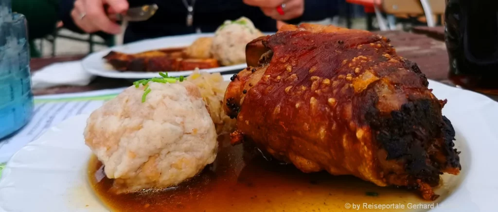 Gasthaus in Bayern Genussurlaub in Süddeutschland Schweinshaxe essen