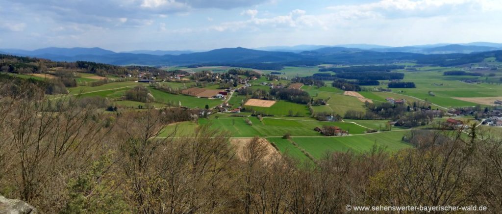 Bild vom Burgstall Gleissenberg Ausblick nach Lixenried Wanderung Gleissenberg Burgstall Rundweg Aussichtspunkt auf Lixenried