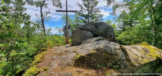 grafenau-rundwanderweg-hoher-sachsen-gipfelkreuz-felsen-pilgerweg