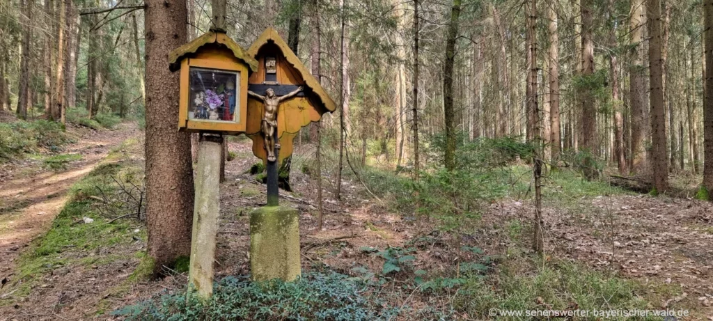 Bildstock und Kreuzstein im Wald zw. Thürnhofen und Watzlsteg