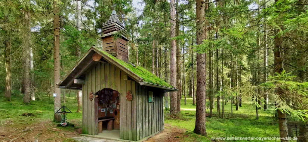 Hölzerne Kapelle im Wald Grafenwiesen Kapellenwanderweg Rimbach