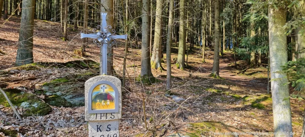 Rundweg bei Grafenwiesen Kapellenwanderweg Zittenhof Wegkreuz mit Hinterglasbild