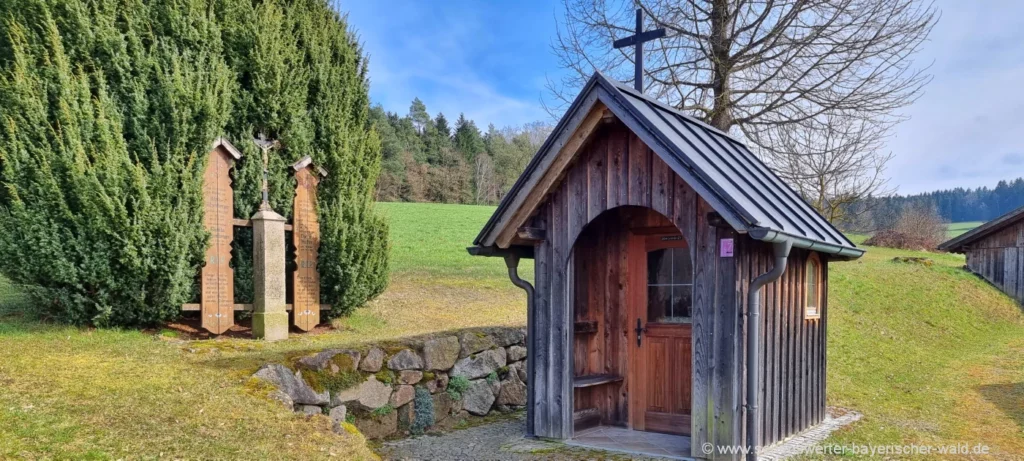 Kapellen Rundweg im Lamer Winkel Kapelle mit Steinkreuz und Totenbretter