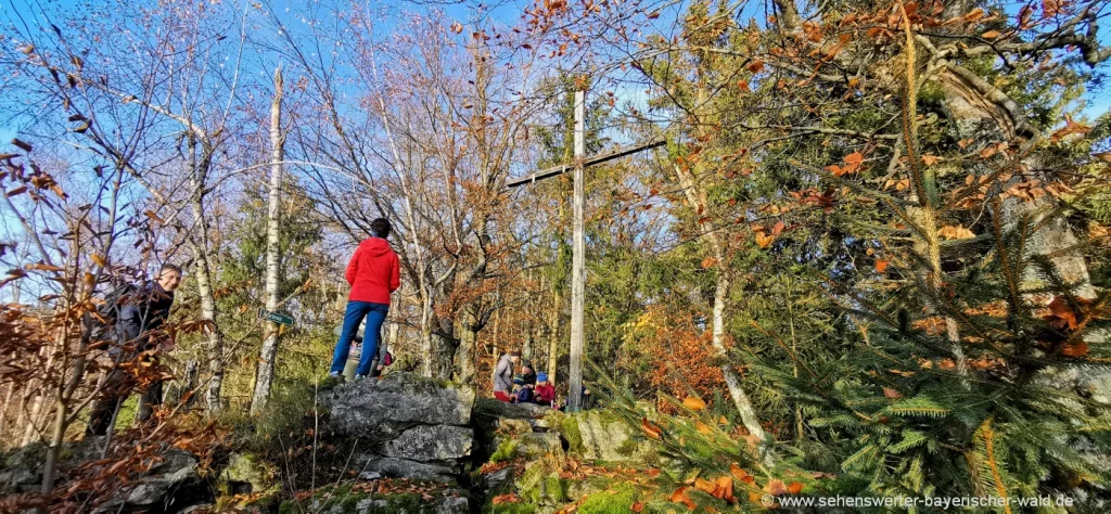 Jägerkreuz am Wanderweg Bernried Grandsberg Wandern zum Jägerkreuz am Rundweg ab Böbrach