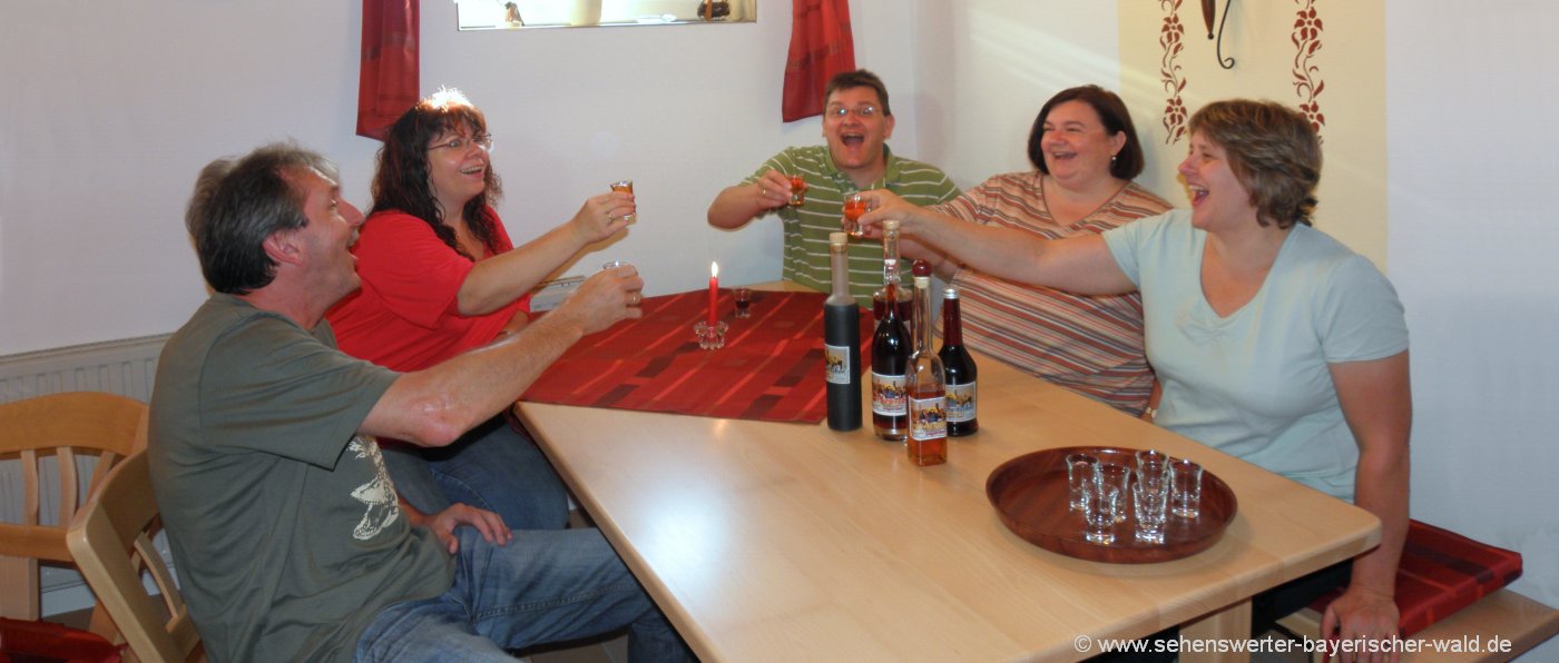 gemeinsam feiern im Ferienhaus für 8 Personen Chalet oder Hütte gruppenurlaub-bayerischer-wald-erlebnisurlaub-stimmung-schnapsprobe