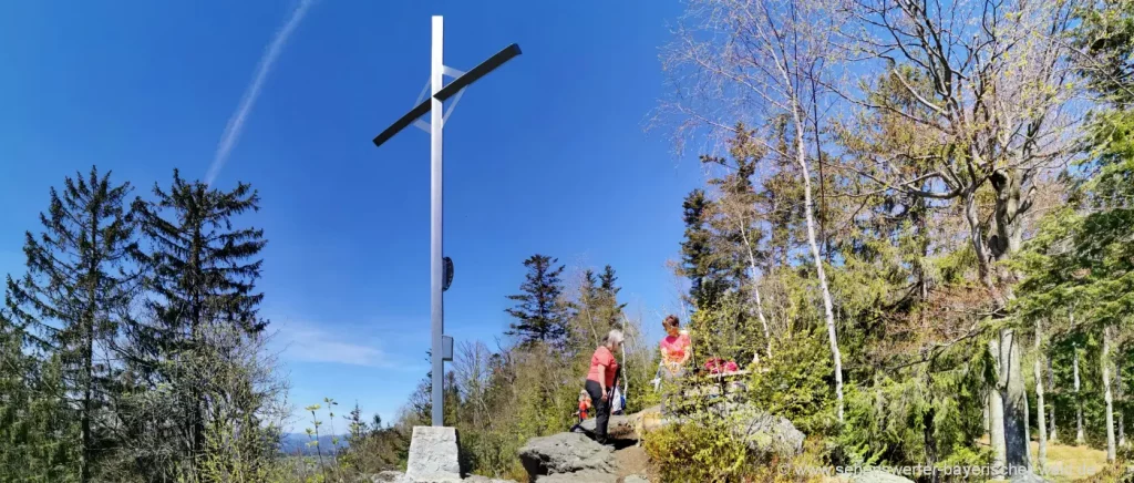 Wanderweg zum Gsengetstein Gipfelkreuz mit Rastplatz