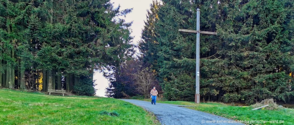 Gipfelkreuz am Kreuzhaus Kreuz gleich oberhalb vom Berggasthof Kreuzhaus